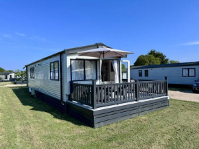 Stylish 3-bed Mobile Home on St Helen's Coastal Resort, Isle of Wight